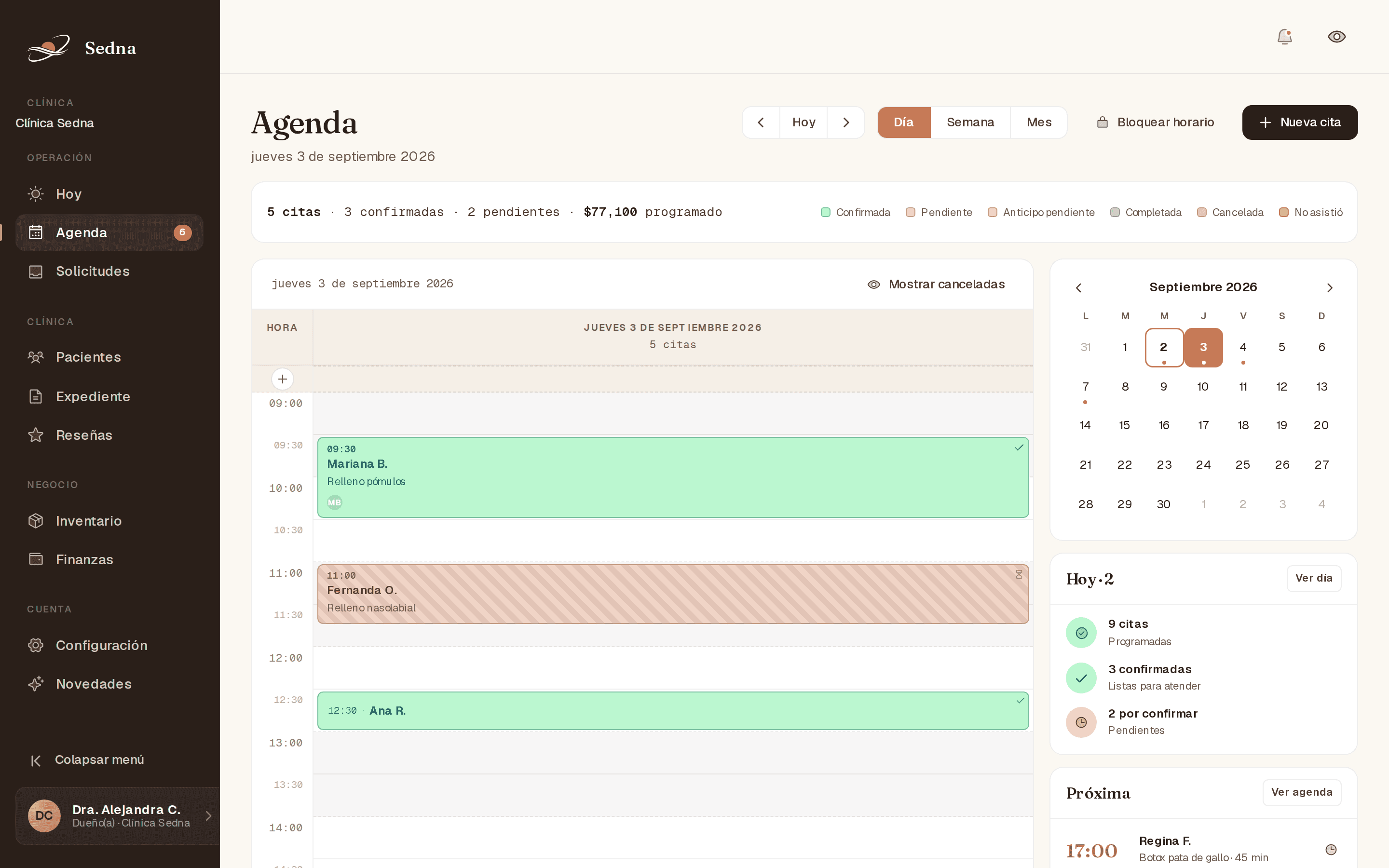 Vista Día de la agenda de Sedna: citas confirmadas en verde y pendientes de confirmar en rayado