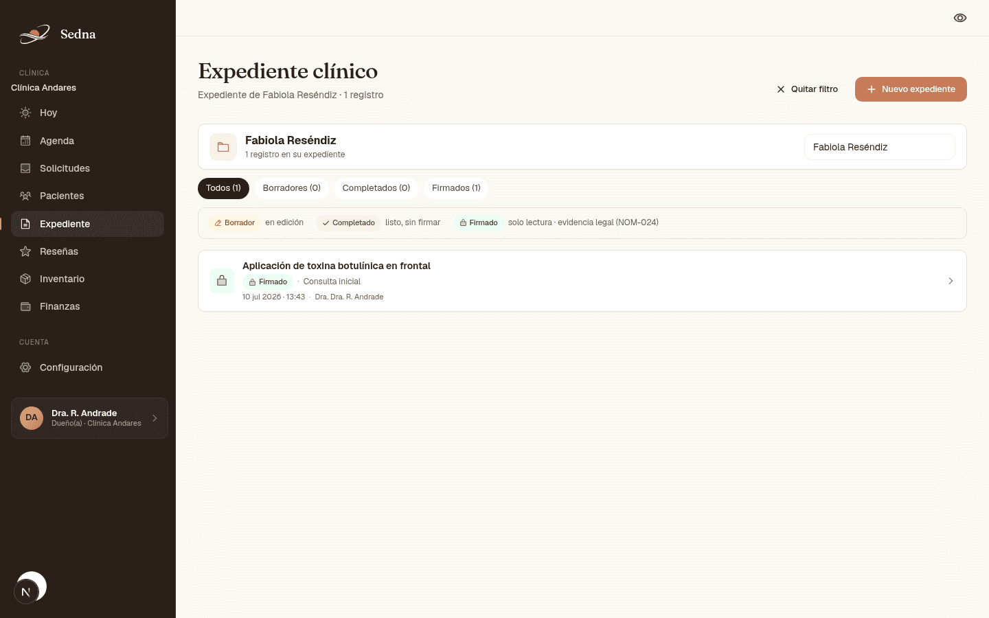 Expediente clínico NOM-024 de Sedna con notas SOAP y firma del médico
